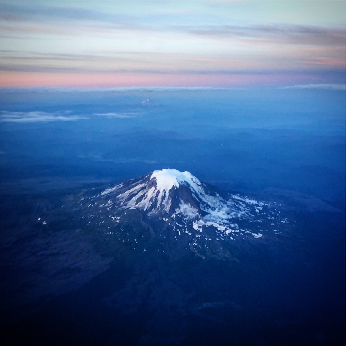 MorganKIRO7's tweet photo. The often-overlooked and underappreciated Mount Adams. #washingtonstate #volcano #wawx https://t.co/4TY2gexaT7