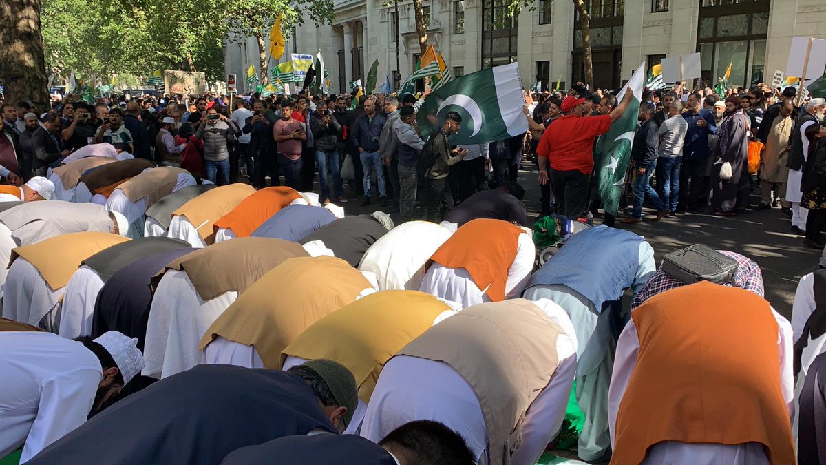 ShowbizAndNewz's tweet photo. People offering Prayer during the protest 🇵🇰❣

#15AugestBlackday #15AugBlackDayForMuslims #KhalistanDay #BornForPakistan #ModiIsATerrorist #KashmirBaneyGaPakistan https://t.co/SPl2nSp8fN