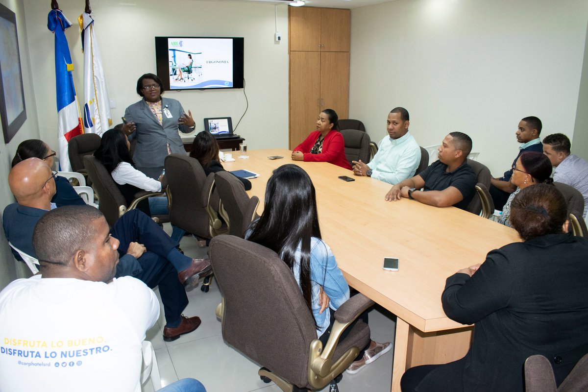 corphotelsrd's tweet photo. En el marco de contribuir a la Salud y Seguridad en el Trabajo, el día de hoy los empleados de #CORPHOTELS participaron la charla - taller sobre #Ergonomía, impartida por la Dra. Ana J. García Cuello, de la @ARLRD_ https://t.co/xNRQAdu8wi