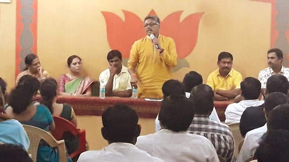 NSNandiesha's tweet photo. ರಾಮಮೂರ್ತಿನಗರದ ವಾರ್ಡ್ ಕಚೇರಿಯಲ್ಲಿ ಕಾರ್ಯಕರ್ತರ ಸಭೆ ಹಾಗೂ ರಕ್ಷಾ ಬಂದನ ಆಚರಣೆಯಲ್ಲಿ ಭಾಗಿಯಾದ ಕ್ಷಣ. @NNandiesha @bjpkrpuram @KrpurambjpIt @Girish1590 https://t.co/2u0uyhqomc