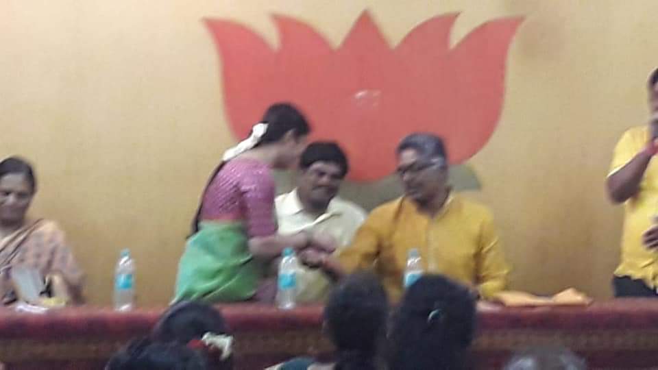 NSNandiesha's tweet photo. ರಾಮಮೂರ್ತಿನಗರದ ವಾರ್ಡ್ ಕಚೇರಿಯಲ್ಲಿ ಕಾರ್ಯಕರ್ತರ ಸಭೆ ಹಾಗೂ ರಕ್ಷಾ ಬಂದನ ಆಚರಣೆಯಲ್ಲಿ ಭಾಗಿಯಾದ ಕ್ಷಣ. @NNandiesha @bjpkrpuram @KrpurambjpIt @Girish1590 https://t.co/2u0uyhqomc