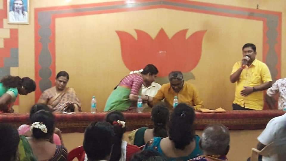 NSNandiesha's tweet photo. ರಾಮಮೂರ್ತಿನಗರದ ವಾರ್ಡ್ ಕಚೇರಿಯಲ್ಲಿ ಕಾರ್ಯಕರ್ತರ ಸಭೆ ಹಾಗೂ ರಕ್ಷಾ ಬಂದನ ಆಚರಣೆಯಲ್ಲಿ ಭಾಗಿಯಾದ ಕ್ಷಣ. @NNandiesha @bjpkrpuram @KrpurambjpIt @Girish1590 https://t.co/2u0uyhqomc