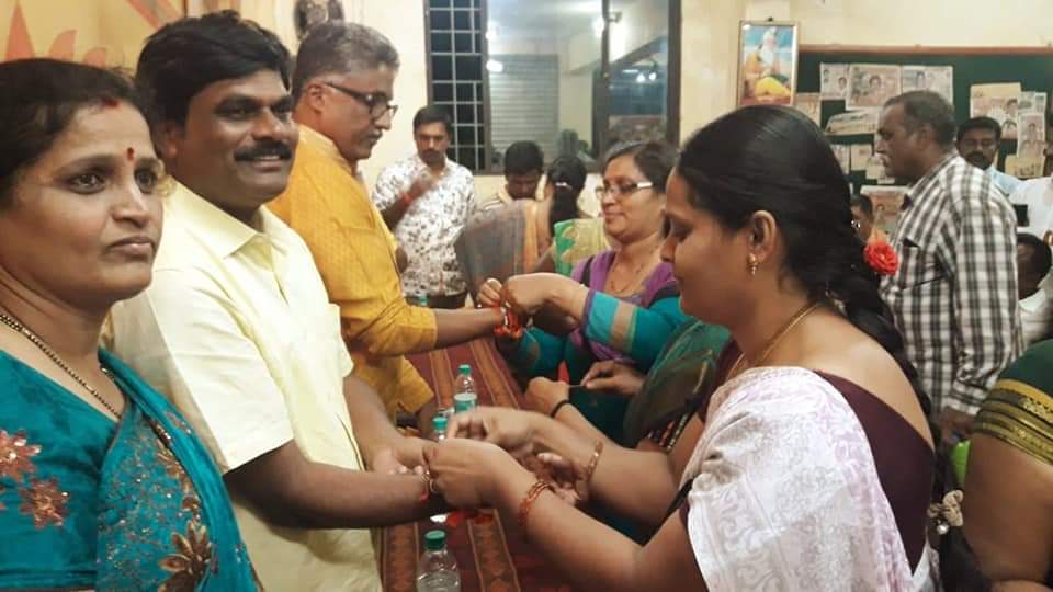 NSNandiesha's tweet photo. ರಾಮಮೂರ್ತಿನಗರದ ವಾರ್ಡ್ ಕಚೇರಿಯಲ್ಲಿ ಕಾರ್ಯಕರ್ತರ ಸಭೆ ಹಾಗೂ ರಕ್ಷಾ ಬಂದನ ಆಚರಣೆಯಲ್ಲಿ ಭಾಗಿಯಾದ ಕ್ಷಣ. @NNandiesha @bjpkrpuram @KrpurambjpIt @Girish1590 https://t.co/2u0uyhqomc