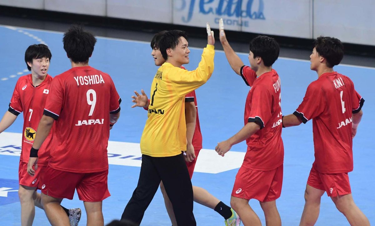 handballdata's tweet photo. 男子ユース世界選手権

9位決定戦
日本 36-35 クロアチア

PKサドンデスまでもつれ込んだ大熱戦は、石濱、高木両GKが粘り、最後は蔦谷選手が決めて劇的勝利！MOMは多彩な魅せるプレーで会場を沸かせた安平選手。世界ユース9位で大会を終えた。
_IHF

◎フルマッチ動画
https://t.co/6sUvecNb9D https://t.co/MYJtRp9d4O