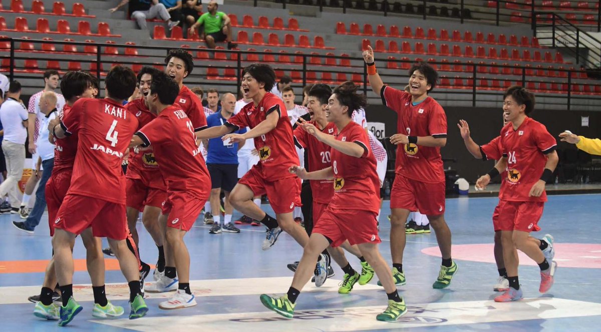 handballdata's tweet photo. 男子ユース世界選手権

9位決定戦
日本 36-35 クロアチア

PKサドンデスまでもつれ込んだ大熱戦は、石濱、高木両GKが粘り、最後は蔦谷選手が決めて劇的勝利！MOMは多彩な魅せるプレーで会場を沸かせた安平選手。世界ユース9位で大会を終えた。
_IHF

◎フルマッチ動画
https://t.co/6sUvecNb9D https://t.co/MYJtRp9d4O
