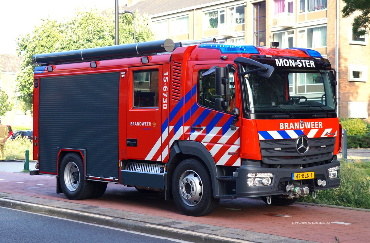 hvvoertuigen's tweet photo. En ook de Mercedes Benz Atego met Rosenbauer opbouw van Monster op de foto kunnen zetten. Foto @hvvoertuigen https://t.co/H6e0XfjY4x