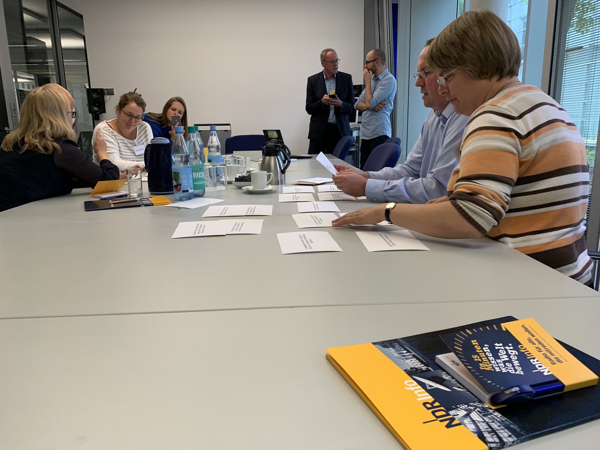 MirjaFiedler's tweet photo. Der Leiter der @NDR-Hörfunk-Nachrichtenredaktion Tom #Heerdegen erklärt @NDRinfo-Hörern, nach welchen Kriterien Journalisten Themen auswählen: „Was ist wichtig für die Menschen? Wer sagt etwas? Ist es neu? Wieviele Menschen wird es vermutlich interessieren?“ #NDRInfoimDialog https://t.co/k5GUuai8fB