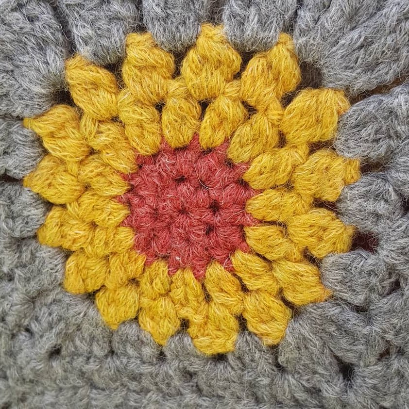 purplesheepuk's tweet photo. It's Granny Square Day. Here's a #sunflower in #dropssky :) https://t.co/H1BshilhiC