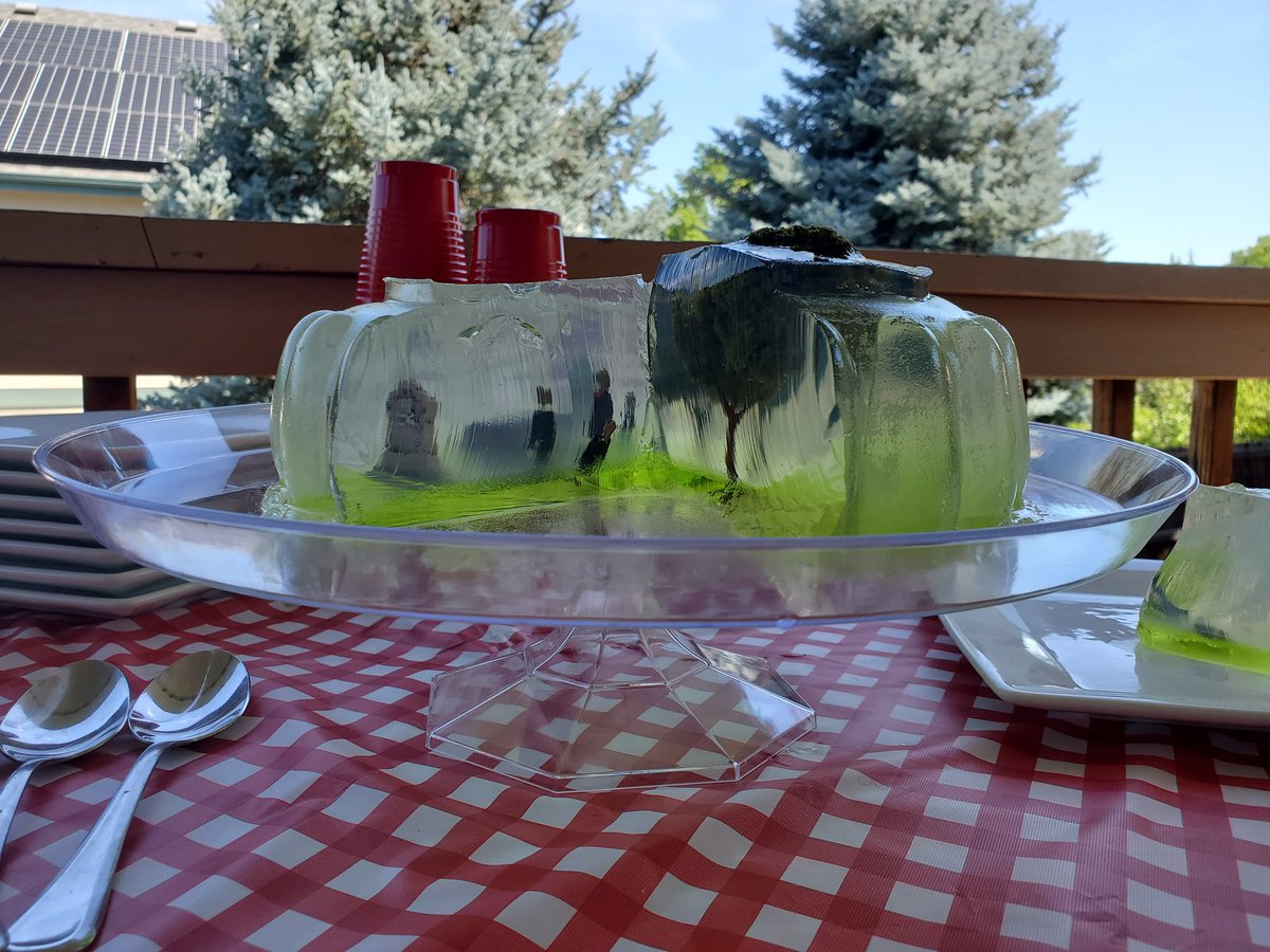 KarenLBerg's tweet photo. A funeral in a jello mold. Sure, why not? #GISH #GISHwin #item112 #TeamGISHplease https://t.co/MuAE3PDaEK
