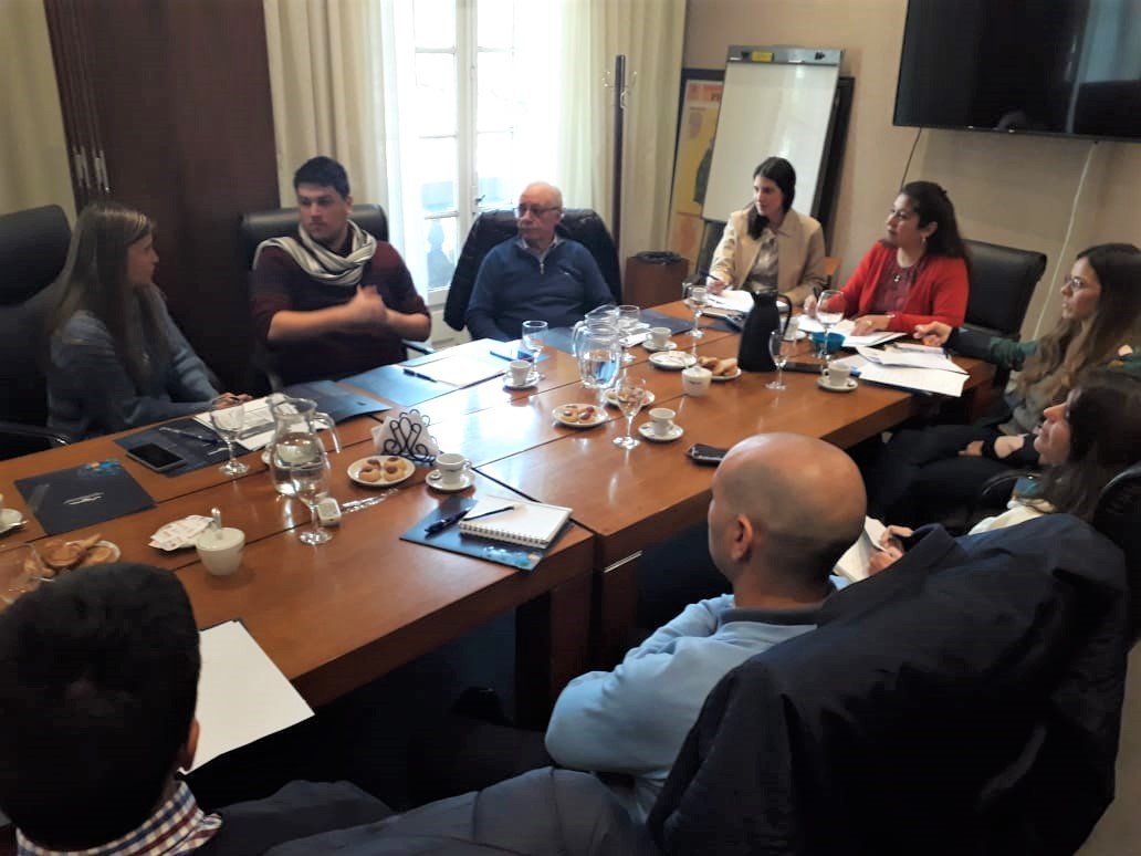 AgenciaProCba's tweet photo. Servicio de #ComprasPúblicas
👥Reunión de coordinación con empresas que participarán en la feria #TecnoSalud 🔬🏥
🇵🇪 Será en Lima, Perú, del 4 al 6 de Septiembre.
➡️Expondrán en stand de ProCórdoba: #Dermacor #Leistung #Raomed #Consuman #Servelec #Trendel #Denimed y #Bitsion 💪 https://t.co/rUzAdPxDSx