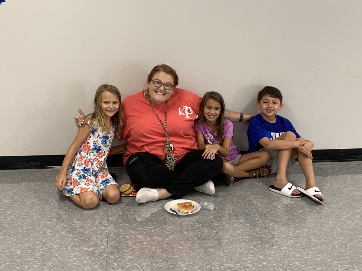 hellums_lindsey's tweet photo. Thankful BHE has such a awesome PTA that provides lunch for their staff. I looked over and saw @kdpearson with her former students. This girl always makes intentional relationships. #empoweringbearsBHE @BlueHazeWSISD @wsisdschools https://t.co/FDP6HaRGX0