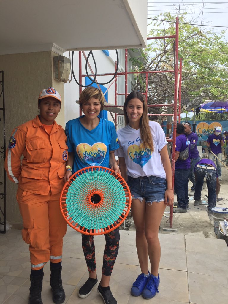 dasilvailiana's tweet photo. Trabajo cumplido ! Mesa tejida que formará parte de la Ludoteca. Fue un trabajo de muchas manos unidas 😉 #Directvxpescaíto #Corazonprofundo @traslaperla @GeneracionDTV https://t.co/jrSX5UNTMW