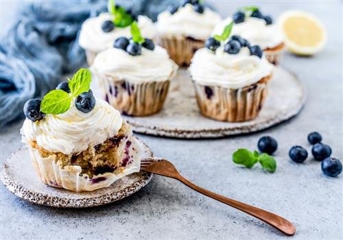Virginorypsi's tweet photo. Mikä olisi sen parempaa kuin mehevät muffinit kahvin kanssa? Tässä mahtava resepti kesän marjoista 💜💚 https://t.co/Chzy3dDg0X #resepti #leivonta #muffinit #mustikka #rypsiöljy https://t.co/cl13pAyDSm