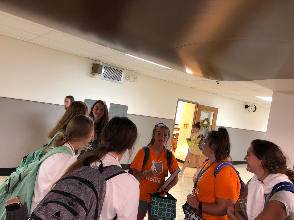 shelbypagesemi1's tweet image. #seminarphotoshoot #beforeclass talking with friends before school starts