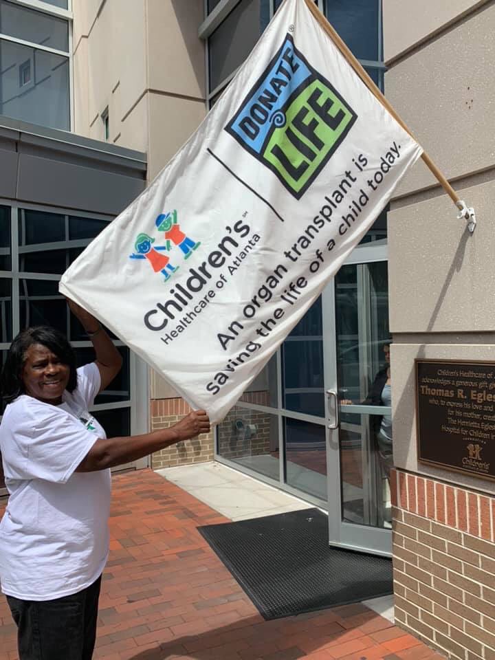 sportsguymarv's tweet photo. AJ updates: He is in great spirits. We completed our last PD this morning. He is on track to transplant today at 4p. The donor flag was hung early this morning in honor of him #98Ajstrong #donatelife #todayistransplant  #thegreatestheroiknowistheonewhosavedmysonlife @MPHSFootball https://t.co/HeiKJhXFpK