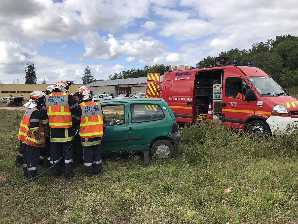 pompiers24's tweet photo. Stage « secours-routier » #SR organisé au CiS Thenon: remerciements aux SP du CiS pour l’accueil, aux encadrants-formateurs pour leur engagement et félicitations aux stagiaires motivé(e)s et très assidus au cours des mises en situation d’apprentissage sur les divers véhicules ! https://t.co/IKUoTJkWTF