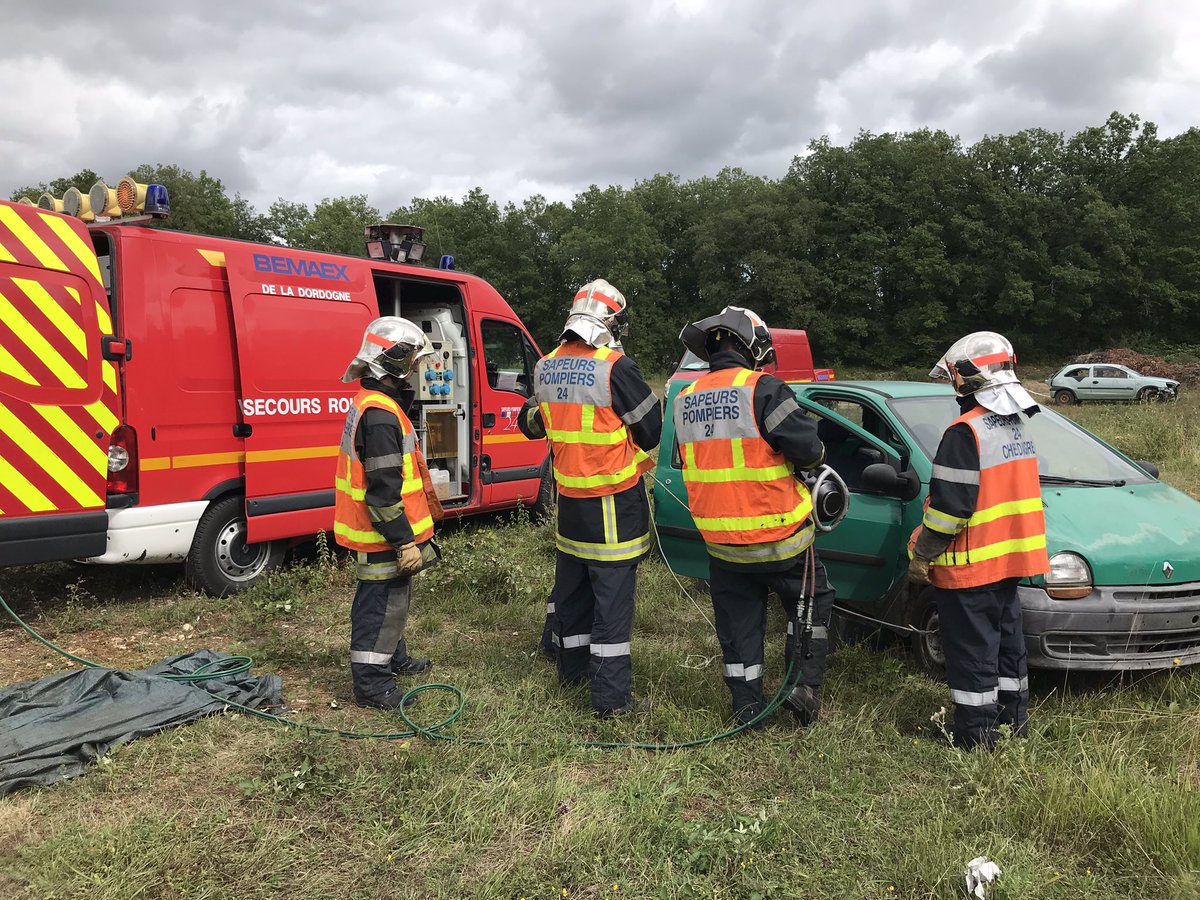 pompiers24's tweet photo. Stage « secours-routier » #SR organisé au CiS Thenon: remerciements aux SP du CiS pour l’accueil, aux encadrants-formateurs pour leur engagement et félicitations aux stagiaires motivé(e)s et très assidus au cours des mises en situation d’apprentissage sur les divers véhicules ! https://t.co/IKUoTJkWTF