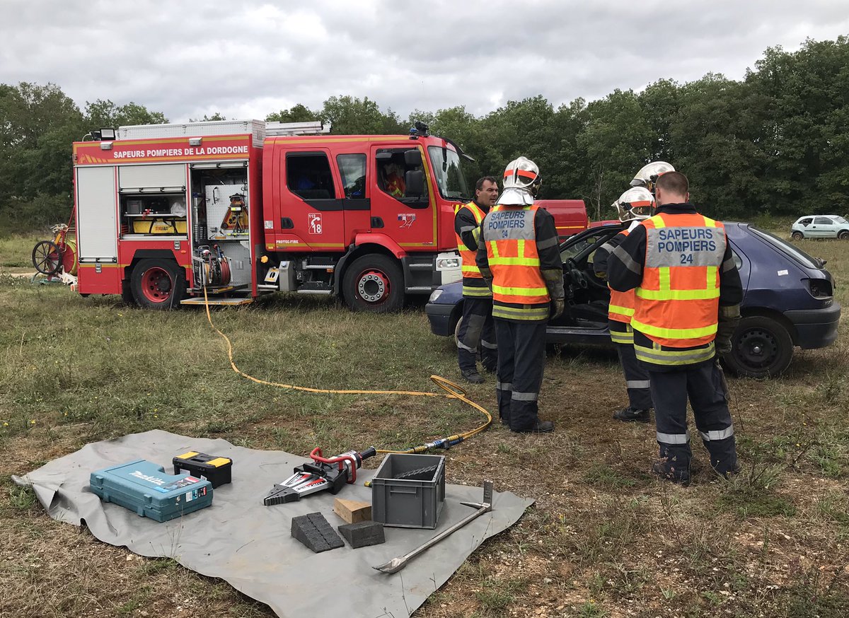 pompiers24's tweet photo. Stage « secours-routier » #SR organisé au CiS Thenon: remerciements aux SP du CiS pour l’accueil, aux encadrants-formateurs pour leur engagement et félicitations aux stagiaires motivé(e)s et très assidus au cours des mises en situation d’apprentissage sur les divers véhicules ! https://t.co/IKUoTJkWTF