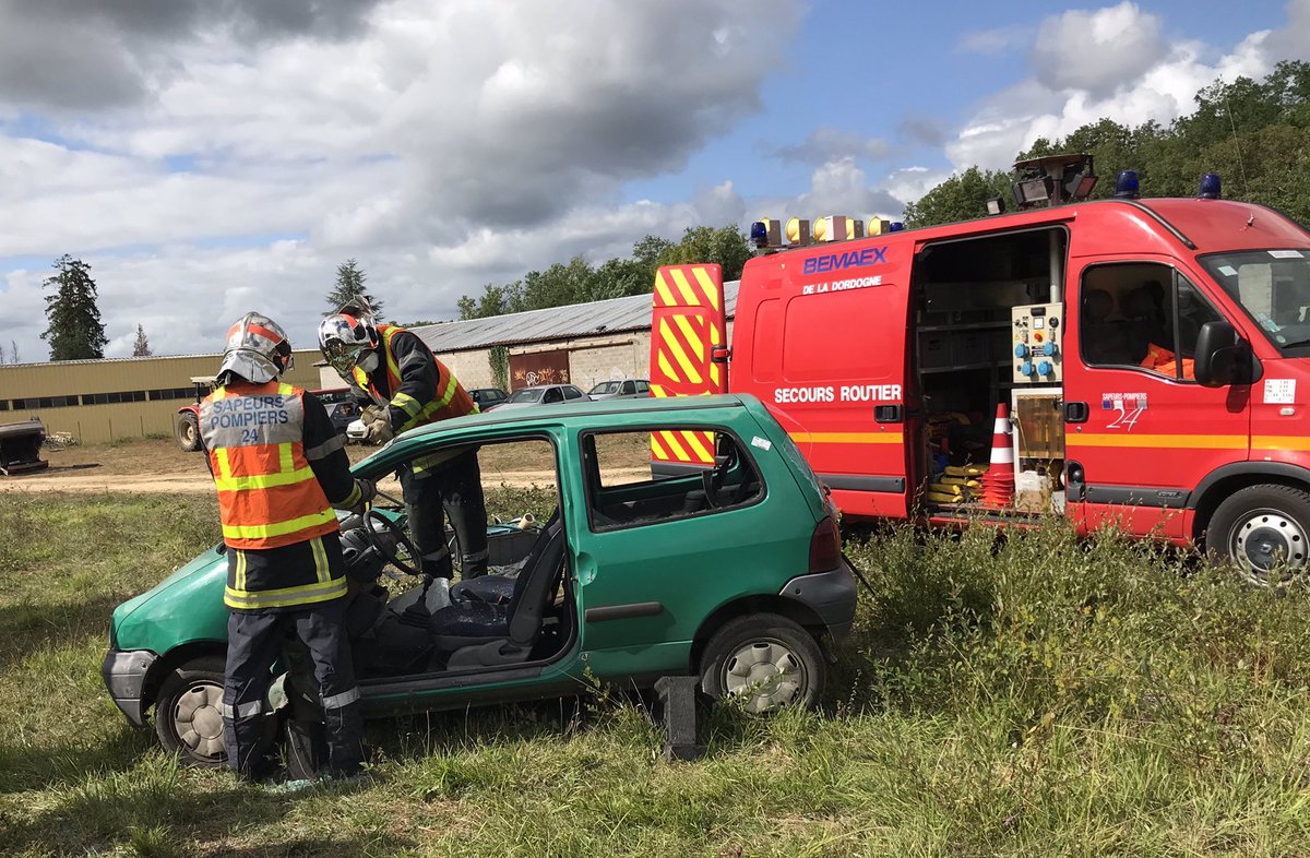 pompiers24's tweet photo. Stage « secours-routier » #SR organisé au CiS Thenon: remerciements aux SP du CiS pour l’accueil, aux encadrants-formateurs pour leur engagement et félicitations aux stagiaires motivé(e)s et très assidus au cours des mises en situation d’apprentissage sur les divers véhicules ! https://t.co/IKUoTJkWTF