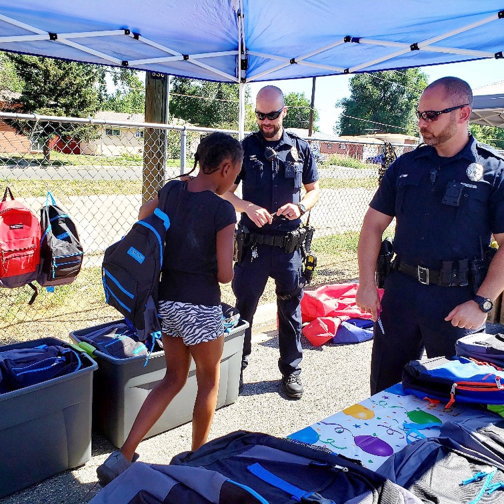 canvasfamily's tweet photo. Back to school season is our favorite time of the year! Our family partnered up with @apreciouschild to load up hundreds of backpacks from your donations at our Broomfield Shred Day! What a gift to gear these kids up for the bright year ahead.
#CanvasCares #BeyondTheBranch https://t.co/ut3IjAROtR