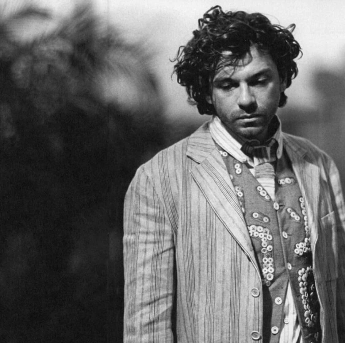 HonouringHutch's tweet photo. #MichaelHutchence in an image taken from the Romeo Gigli catalogue.
#ThrowbackThursday #HonouringMichaelHutchence #IconicFrontman of #INXS
#MystifyMichaelHutchece @mystify_mh https://t.co/jA4OhinkJe