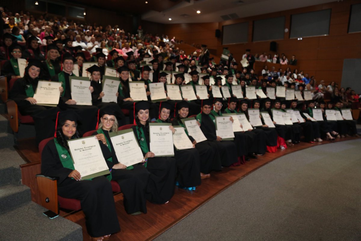 Unidades_UTS's tweet photo. #GradosUTS Bucaramanga (Ceremonia IX - 15 agosto 2019) 🎓📜
El rector UTS @olengerke graduó a 104 estudiantes que culminaron con éxito su formación profesional y tecnológica diferentes programas académicos.
#SoyUteísta ✅ https://t.co/Msnba6Ehgi