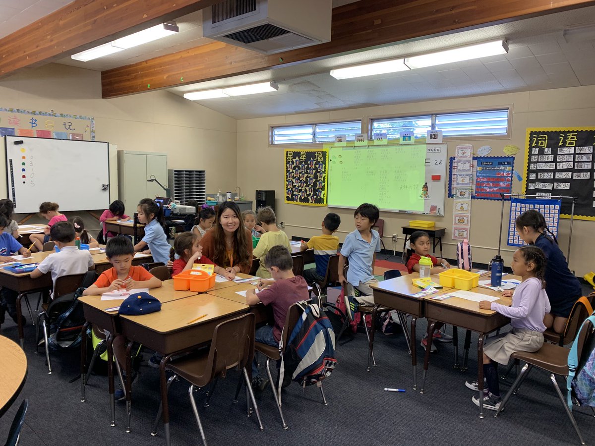 Proudest of #teacher moments right here! @PeppGSEP alum Ms. Wu caught in action during her first week @ Field Elem @PasadenaUnified. What a joy seeing this brilliant educator share her #language & #culture through dual language education. #PUSDproud @Hchanhill  @CABEBEBILINGUAL