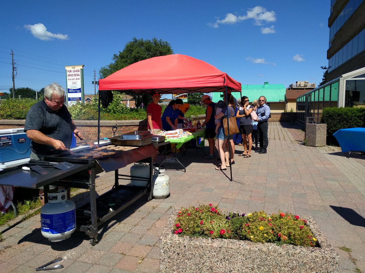 mudihsyed's tweet image. Proudly supporting and sponsoring #Tools4School program by @NROCRC. Great fun-filled family BBQ at Emerald Plaza. Thanks Josh and Jennifer for joining me @Jposk84