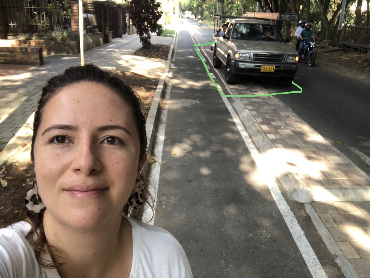 #PreguntasLaPicacha ¿Para qué el segregador amplio?
1. Zona de cargue y descargue.
2. Estacionamiento parcial.
3. Zona de amortiguación/almacenamiento de pasajeros y peatones.
4. Para garantizar sana interacción entre 🚶🏻‍♂️🚲🛴🚌🚌🚚🚛🚑🚕🚗🚙🏍🛵