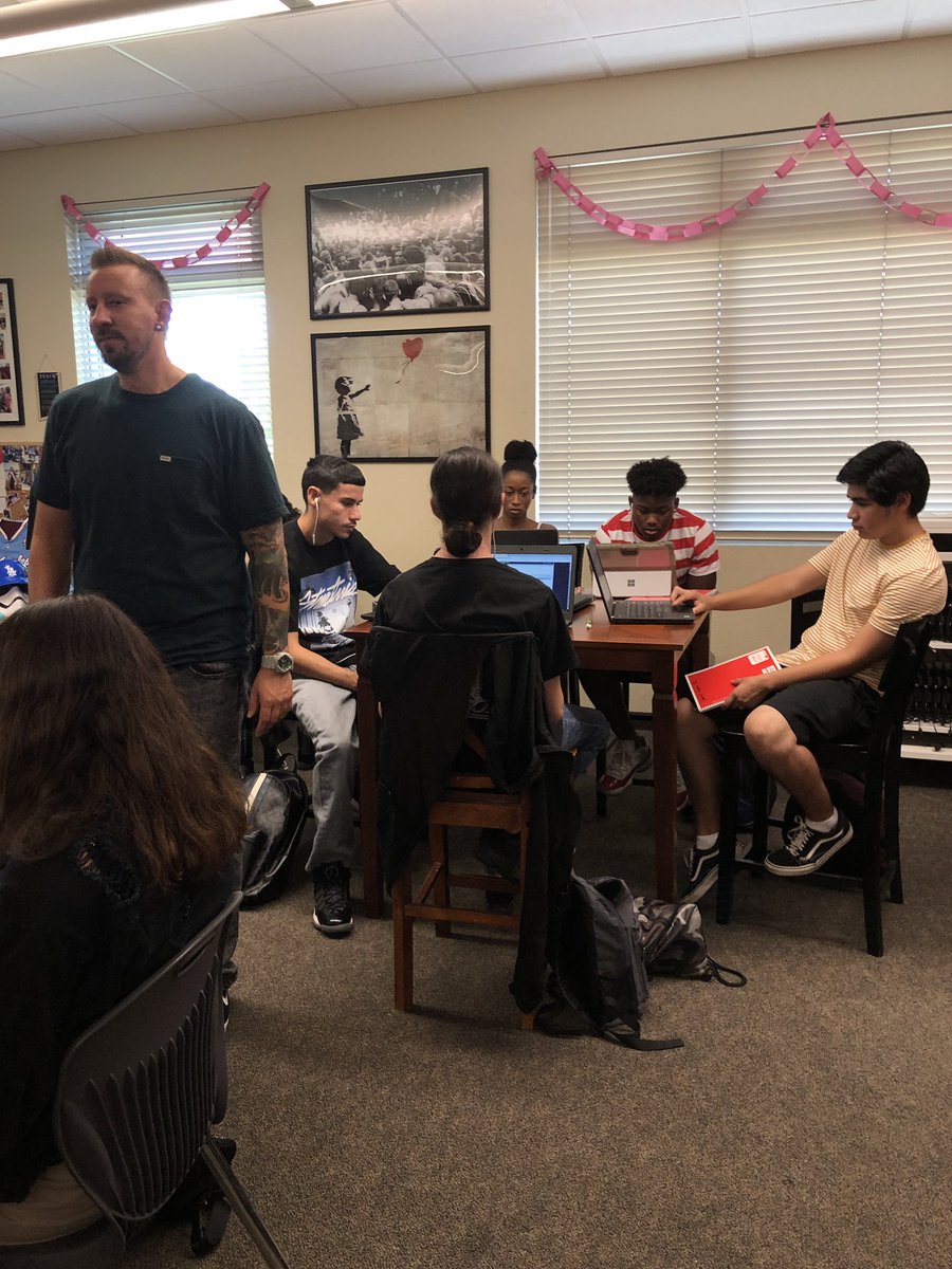 Dr_Barile's tweet image. .@mrlanguagearts Senior English Class getting prepared for their upcoming unit #Cen10 #CNUSDFutureReady #TechGrit #DigitalLearning @Cen10Huskies