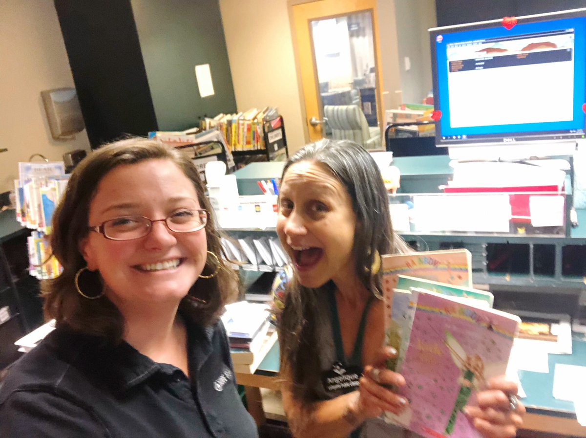 LafLibraryCO's tweet photo. #LafayettePublicLibrary ππ Itβs #CityHallSelfieDay! πΈ More photos to come! ππ #LafayetteCo @Lafayette_CO #LafayetteLibrary #WhatMakesLafayetteGreat #Colorado #Lafayette #LafayetteColorado #CityHallSelfie https://t.co/YVhnS3s3fc
