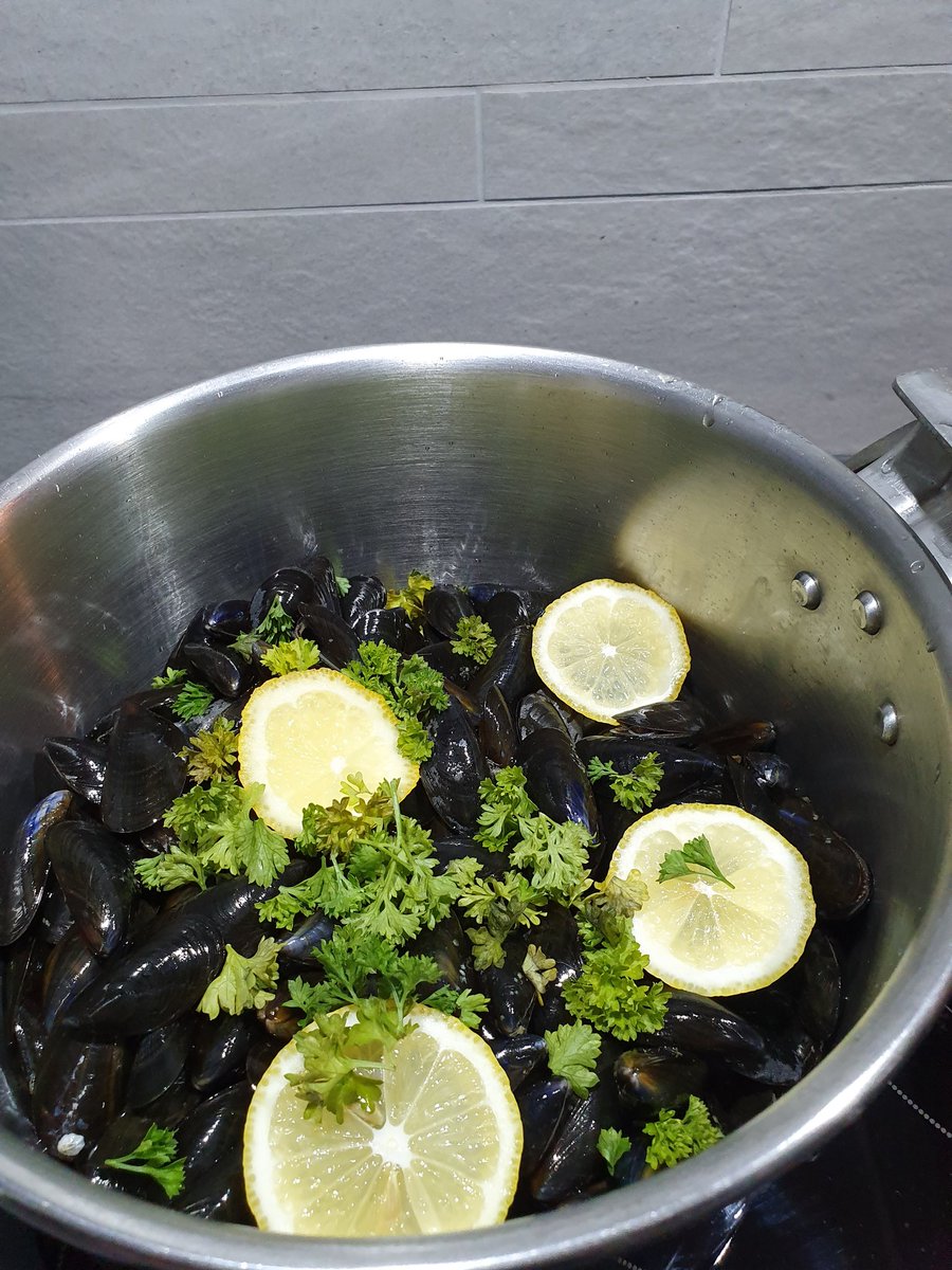 Karine2Bertrand's tweet photo. Je vais peut-être #inviter quelques #gourmands pour partager ce repas?

#MoulesFrites 
#RepasEntreAmis

😁😁❤ https://t.co/bPvPrDYjCg