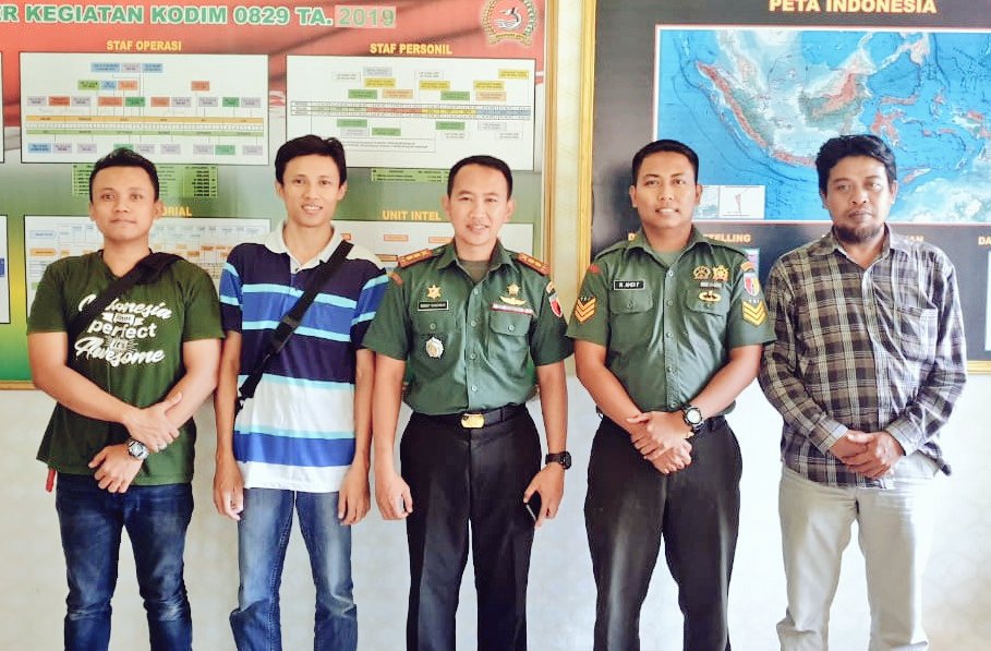 LaskarTjakra's tweet photo. Bersama Komandan Kodim 0829 Bangkalan... Bincang² tentang Makam Mantan Dandim 0829 Bangkalan yang pertama beliau adalah Mayor Hafiluddin di Tonjung - Burneh - Bangkalan... ✍️☝️👍

#LaskarTjakraningrat 
#Merawat #Nusantara 
#Menjaga #NKRI https://t.co/93nOA6hjoQ