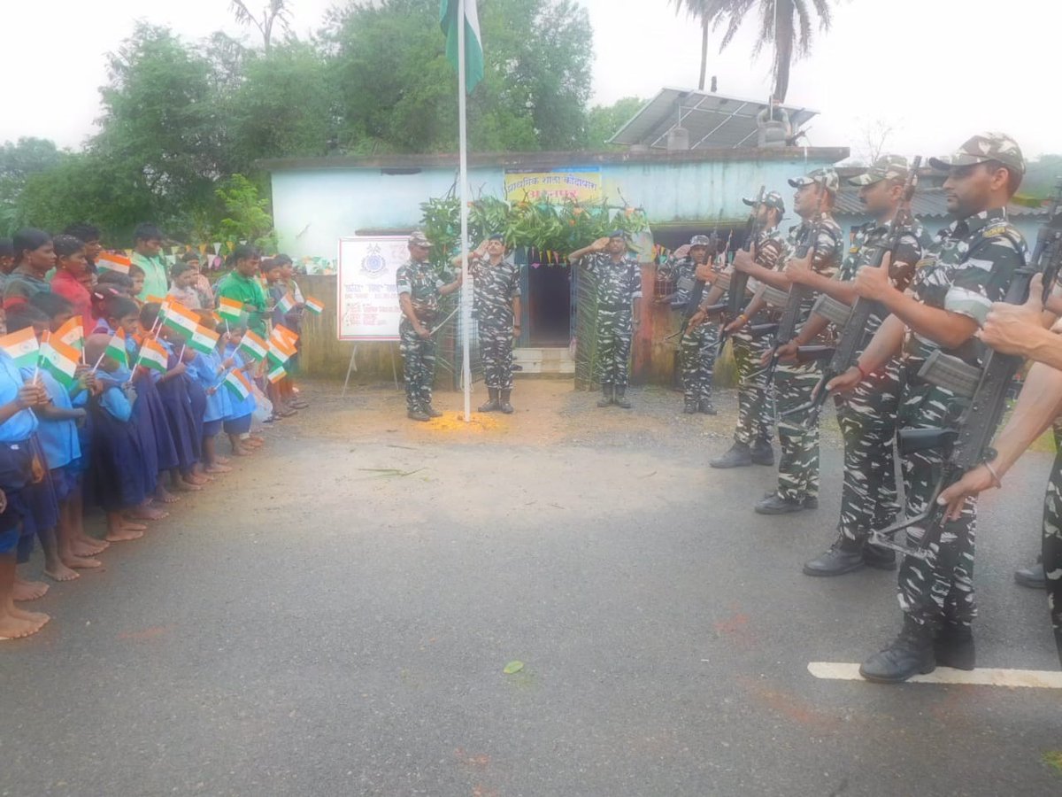 Crpf231bn's tweet photo. Today, celebrated 73rd Independence day near CRPF camp Kondapara i.e. At Kondapara school by D,G&amp;YP/231 Bn CRPF and hoisted the National flag in which officers, Jawans and children's of near by Kondapara villages were participated. https://t.co/G97B4Jd37t
