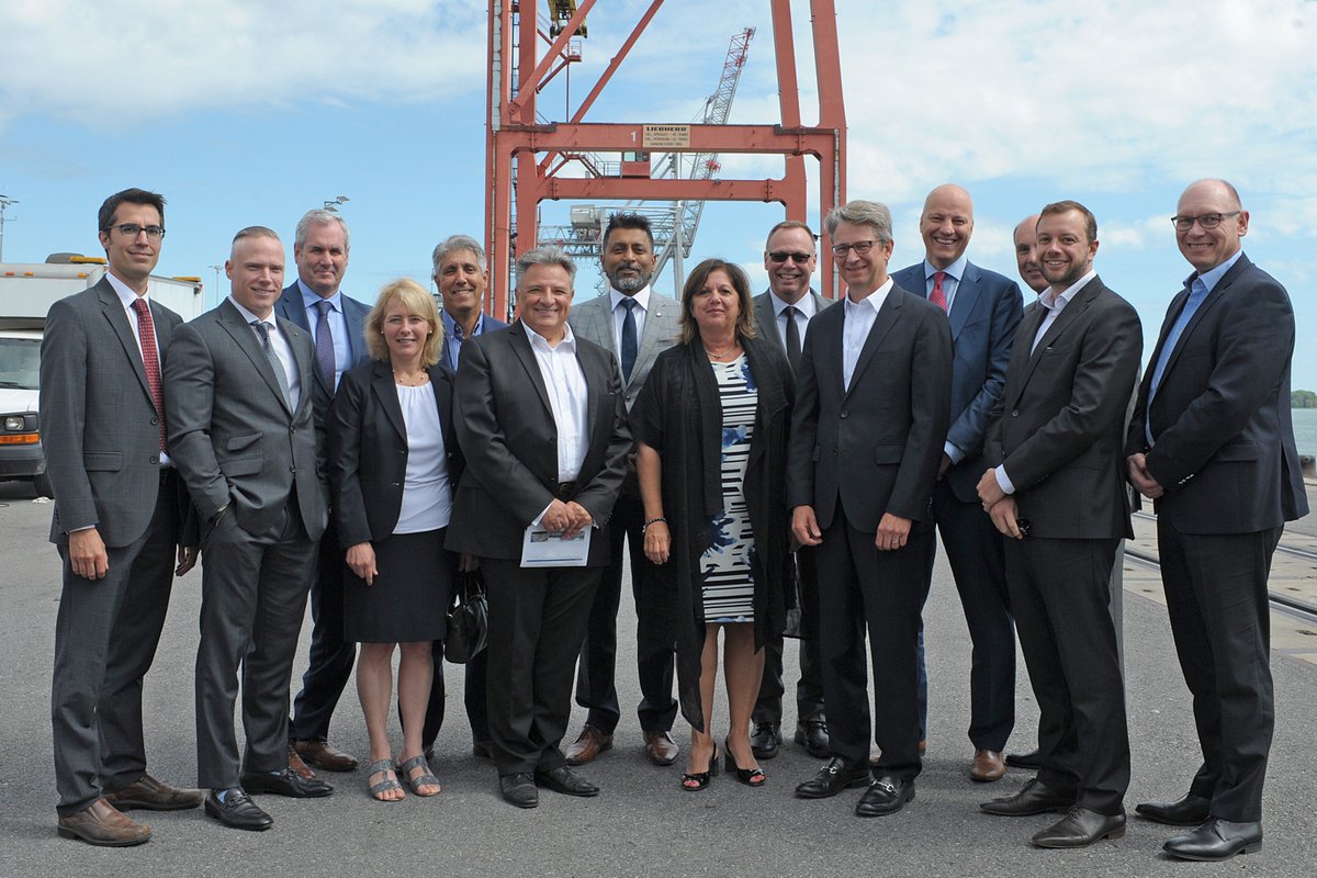 PortMTL's tweet photo. Notre projet de #TerminalContrecoeur a franchi une étape déterminante hier avec l’annonce de la collaboration entre le #PortMTL et @bic_fra. La grande famille maritime, qui est au cœur de la dynamique de marché du conteneur à Mtl, était présente pour souligner ce jalon important. https://t.co/ArspoWJsE6