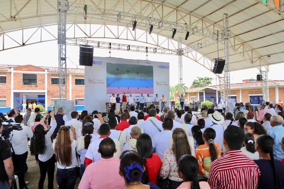 AndrsValencia9's tweet photo. Con #ElCampoEmprende buscamos desde el Gobierno del Presidente @IvanDuque impulsar la creación de negocios sostenibles, mejorar la calidad de vida y generar empleo en la ruralidad colombiana. Hoy desde #Caucasia Antioquia le contamos a Colombia 🇨🇴 que hay un #CampoConProgreso https://t.co/cRqA7o3HKx
