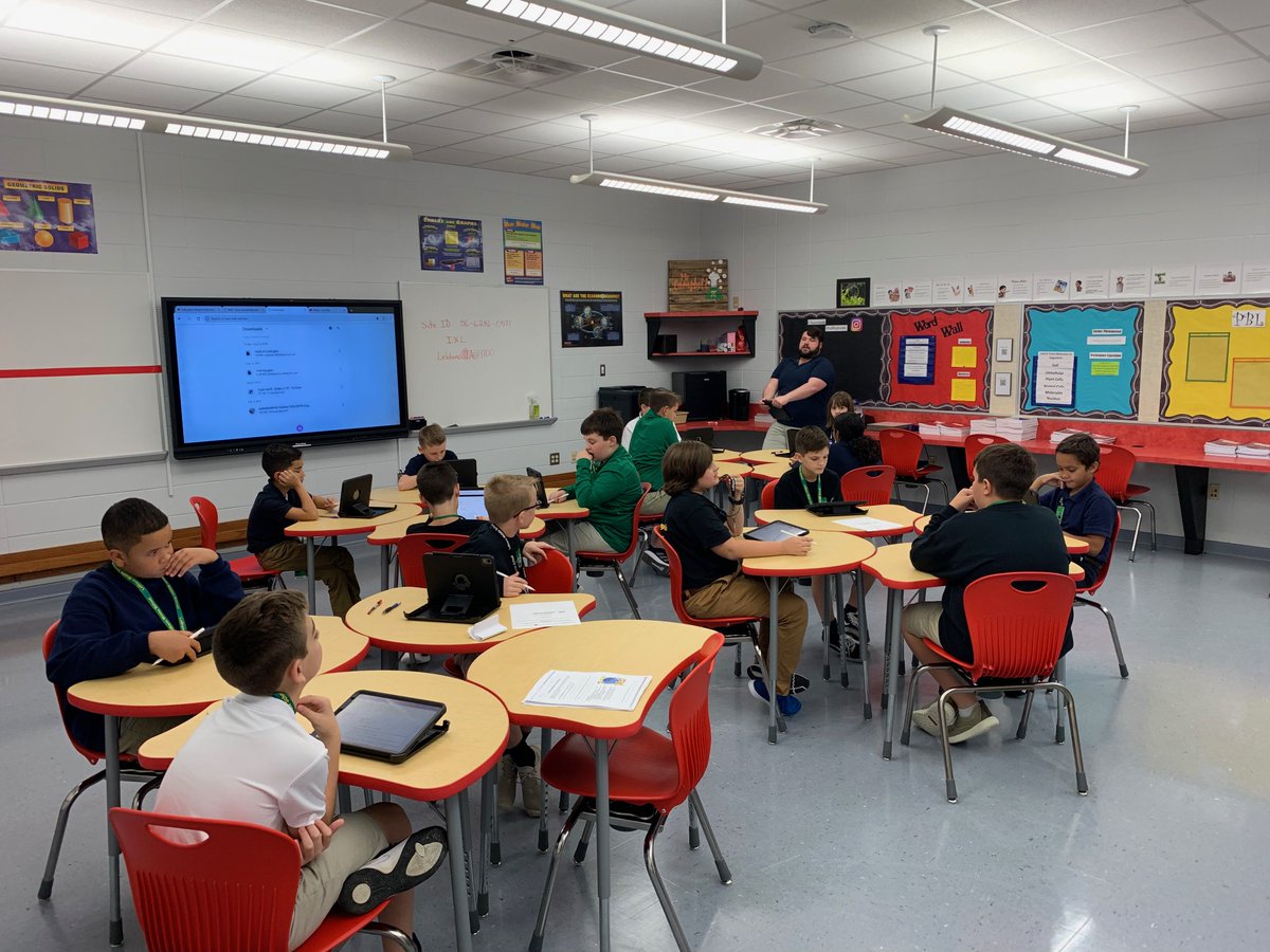 LeblancMiddle's tweet photo. Learning about the parts of a cell. #STEM https://t.co/J7Tv8QnjIU