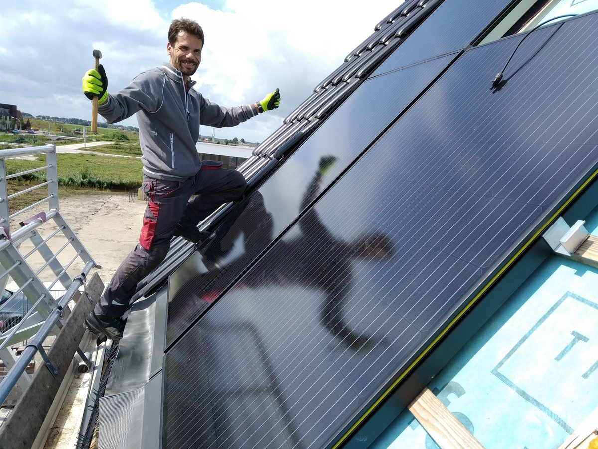 Hier worden wij natuurlijk vrolijk van!

<a href="/Bonk_Elektro/">Ruben Bonk</a> (Deventer) tijdens de installatie van <a href="/ViridianSolar/">Viridian Solar</a> #ClearlineFusion #indakzonnepanelensysteem in Zwolle. Levering van deze #indakzonnepanelen via @KrannichSolar Nederland.

#BuildingIntegratedPhotoVoltaics #BIPV #FusionRoof