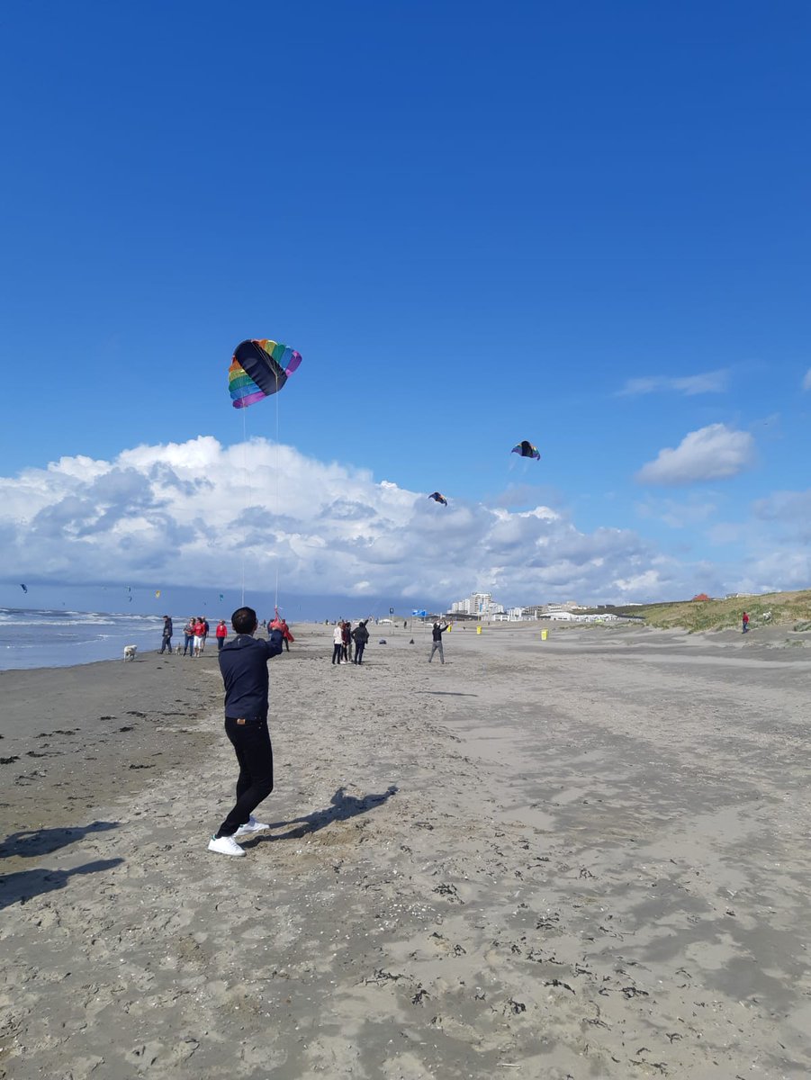 noordwijkevents's tweet photo. Tussen de buien door #powerkiten #vliegeren #powerkiting #kiting #vergaderbreak #social #event op het #strand van #Noordwijk #thebeachofamsterdam #everydayisabeachday https://t.co/kJm0X54Wo6