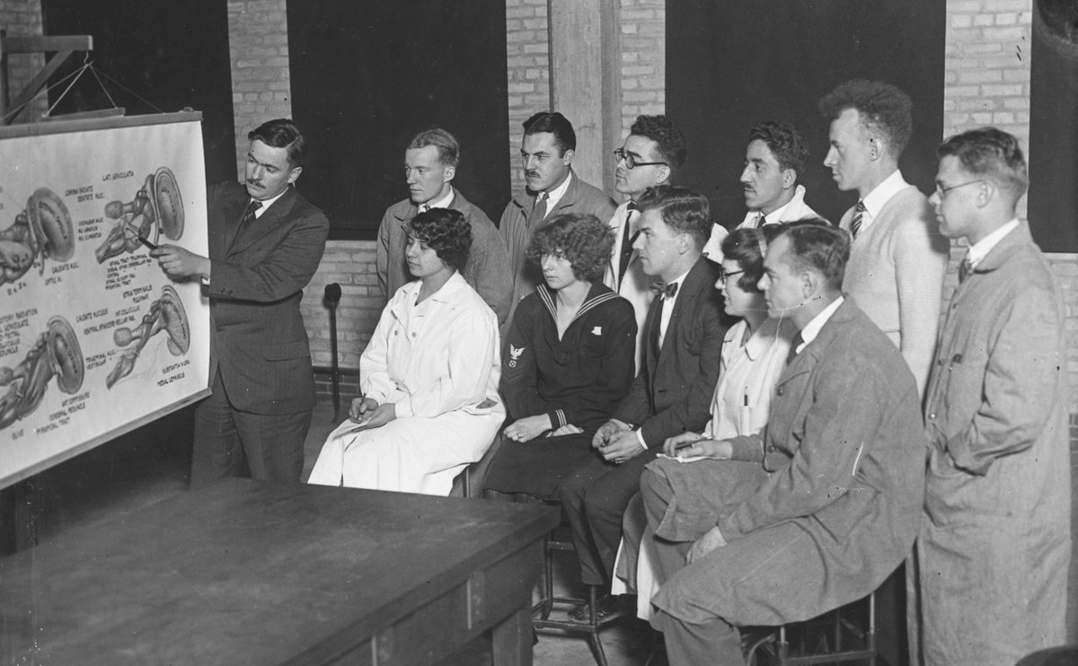 minerlibrary's tweet photo. The George W. Corner History of Medicine Reading Room in Miner Library is named for the Med School's first Professor of Anatomy, pictured here teaching in the late 1920s. #minerlibrary #ursmd #universityofrochester #urmc #historyofmedicine #archives #anatomy #rochester #roc https://t.co/OnZMSXQokp
