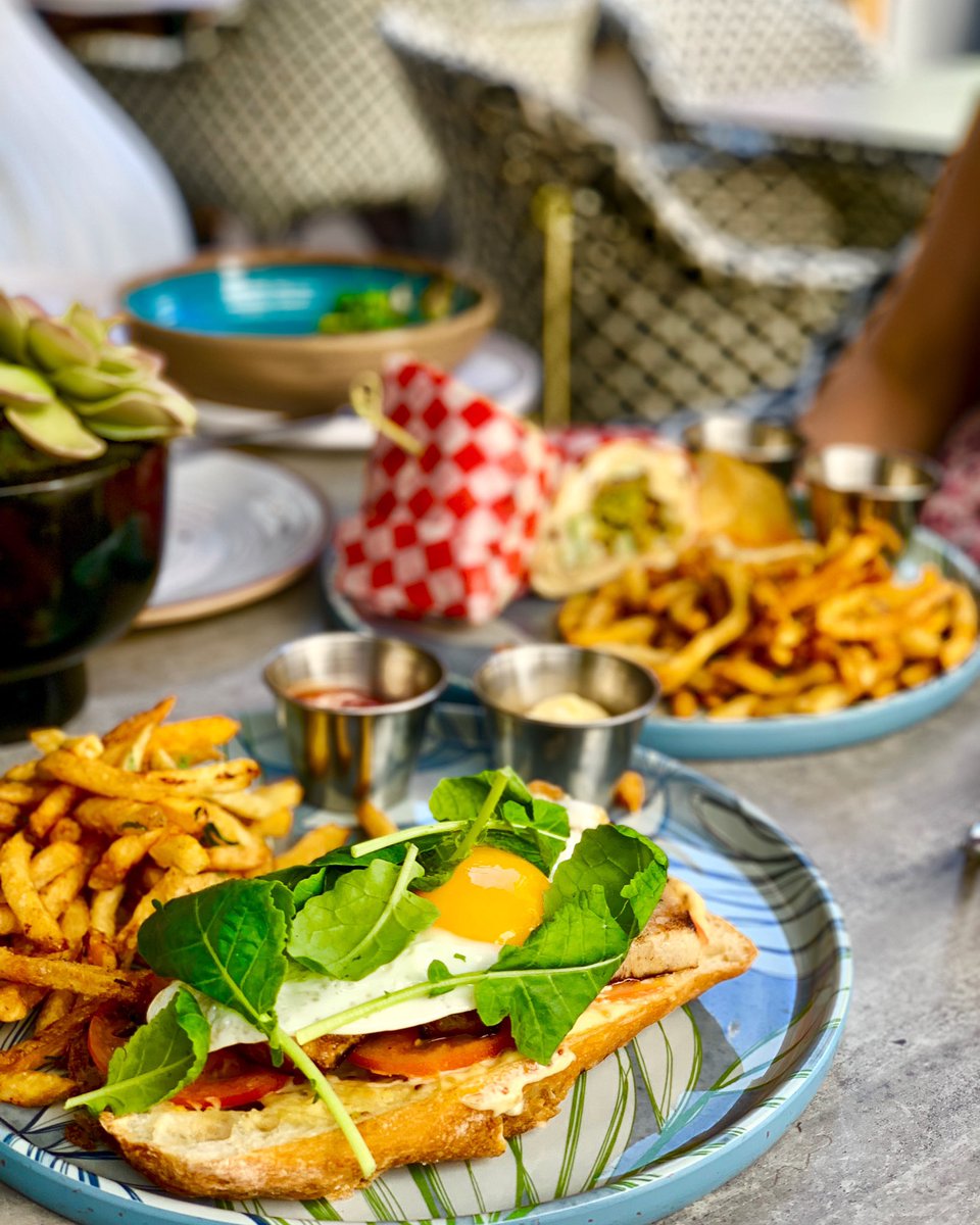 PoolsideYYC's tweet photo. Lunch is calling ☎️
#PoolsideLunch #PoolsideYYC #PorkBellyBLT #VicParkYYC #YYCEats #CaptureCalgary #LunchIsServed https://t.co/hkWqKjcI6T