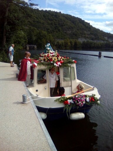 Cathedrale46000's tweet photo. 📸 Beaucoup de monde pour cette magnifique procession fluviale de Notre Dame de Rocamadour sur le Lot ! Quelle joie ! #900ans #jubile #Evenement #15aout ⛵⚓🙏💕 https://t.co/NGoLFvkqfm