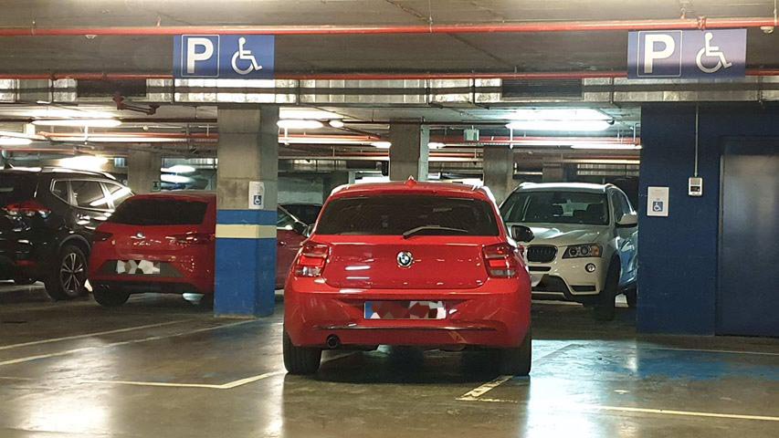mossos's tweet photo. Insistim amb aquest tema, #NoÉsPerlaMulta, #ÉsPerRespecte. Ocupar dues places ♿ d’aquesta manera no té nom ni hi ha justificació. Poseu-vos en el seu lloc https://t.co/Ga1P7XlwVC