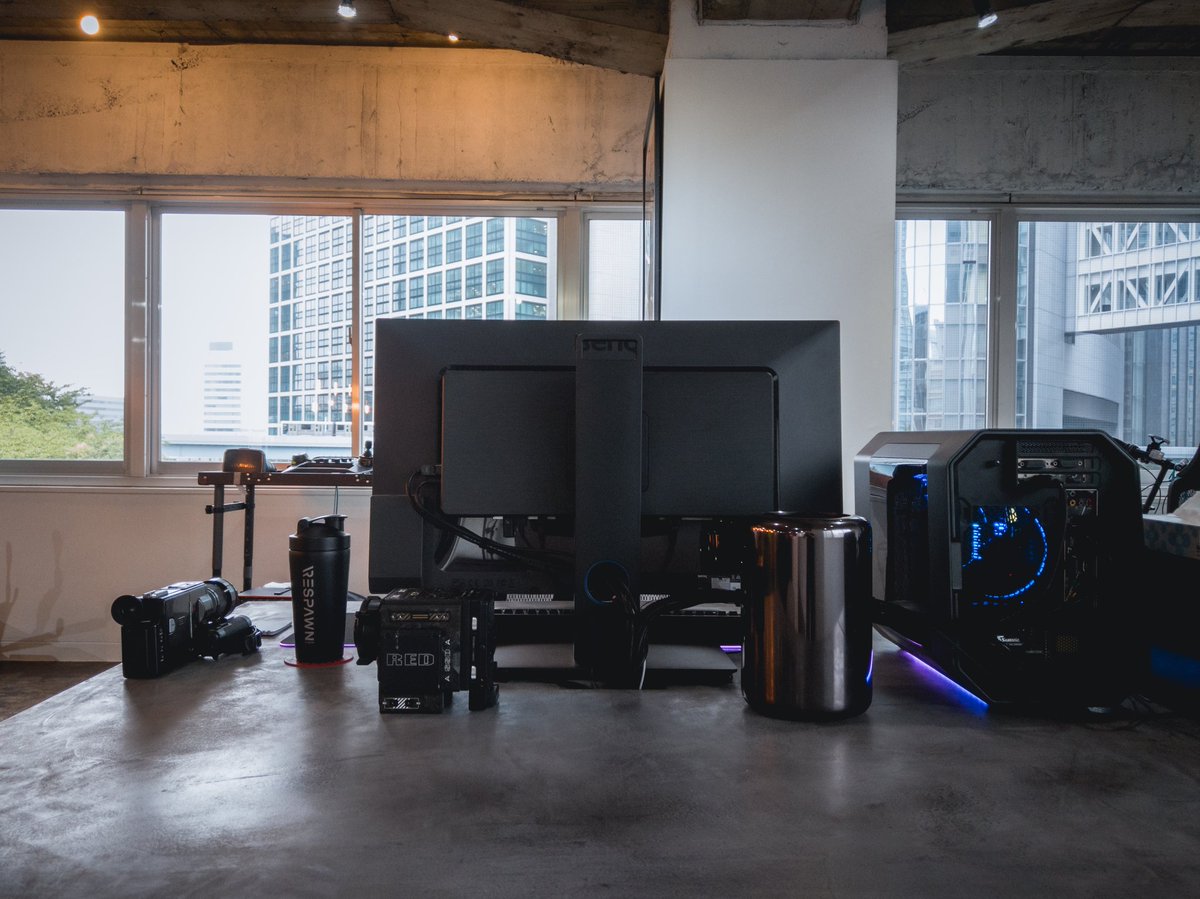 akira_nvrsuc's tweet photo. WIN/MAC HYBRID WORKSTATION.
#SHOTONRAZERPHONE2

@Razer #Razer #Editingsetup #workspace #macpro #razerchroma #razersetup #SETUPSHOW #respawnbyrazer #redcamerausers https://t.co/X6cLCAEjLW