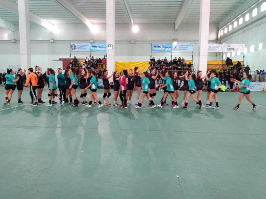 femebal's tweet photo. #ArgSelecciones 🤾♀️
Las menores superaron a #Asbal 33 a 11. Consiguieron su tercer triunfo consecutivo y se aseguraron el primer puesto de la Zona A https://t.co/3onpYuX2EG