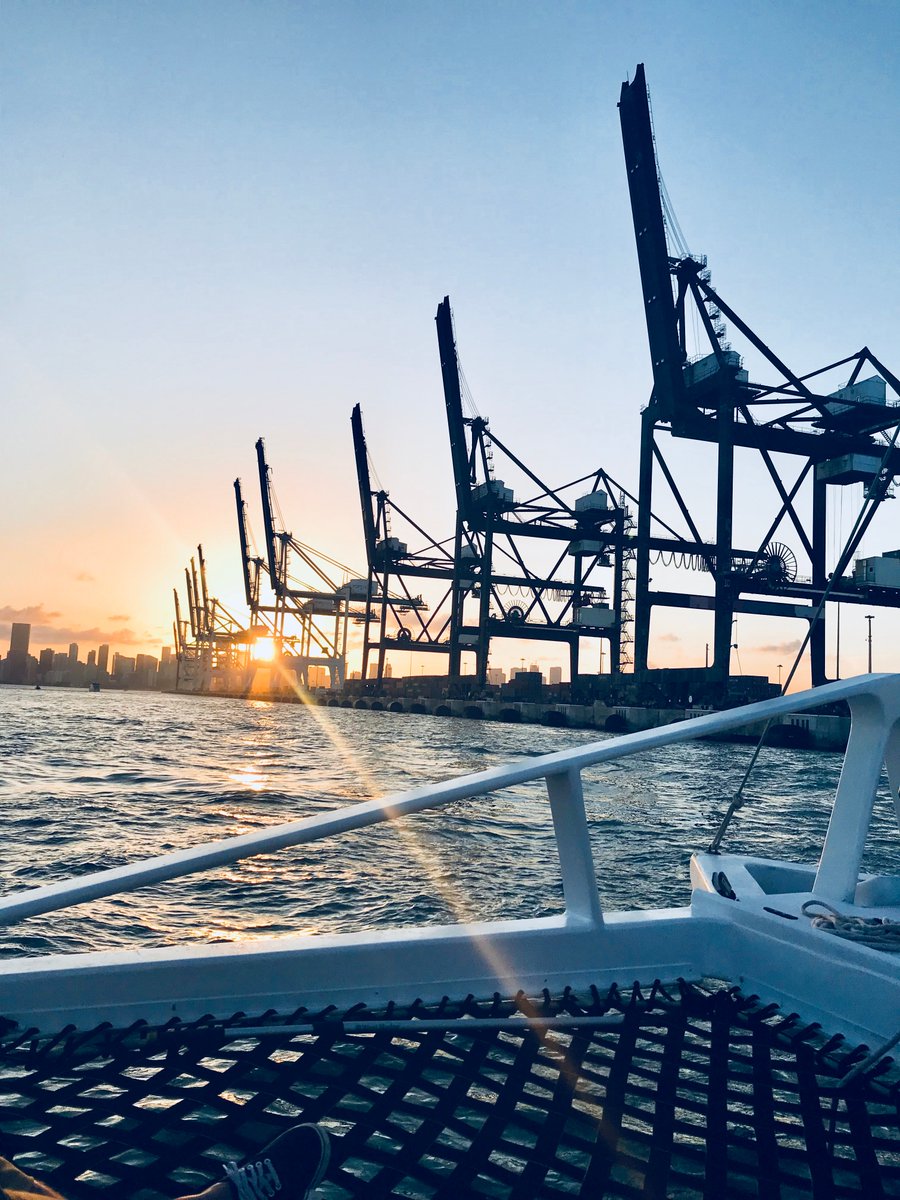 MauricioJBarba's tweet photo. Find a perfect perch &amp; stay put for tonight’s perfect full moon 🌕 #fullmoon #miami #waterfrontliving #miamibeach #miamibeachrealtor #southflorida #luxury #realestate #summer #lifestyle #boating #onesothebys #sothebys #miamisignaturehomes #homesofsplendor #mjbpartners #miamihomes https://t.co/A2RNhQZcR7