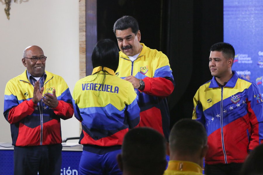 #EnVivo 📹 | “Ustedes vuelven victoriosos con sus medallas, con su experiencia, cumpliendo un paso fundamental del ciclo olímpico ¡Son medallas que han costado mucho sacrificio!”, acotó el presidente <a href="/NicolasMaduro/">Nicolás Maduro</a>