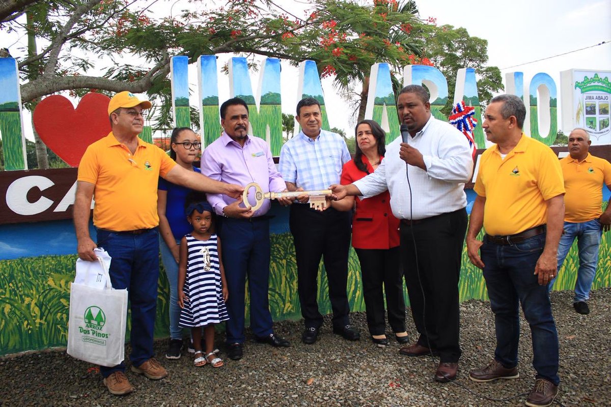 EuclidesLaVega's tweet photo. Ahora estamos inaugurando en las entradas del Municipio de Jima Abajo el Monumento de Las Bienvenidas a los visitantes del Municipio de Jima Abajo, Provincia de La Vega. https://t.co/4mpUeOZ8s6