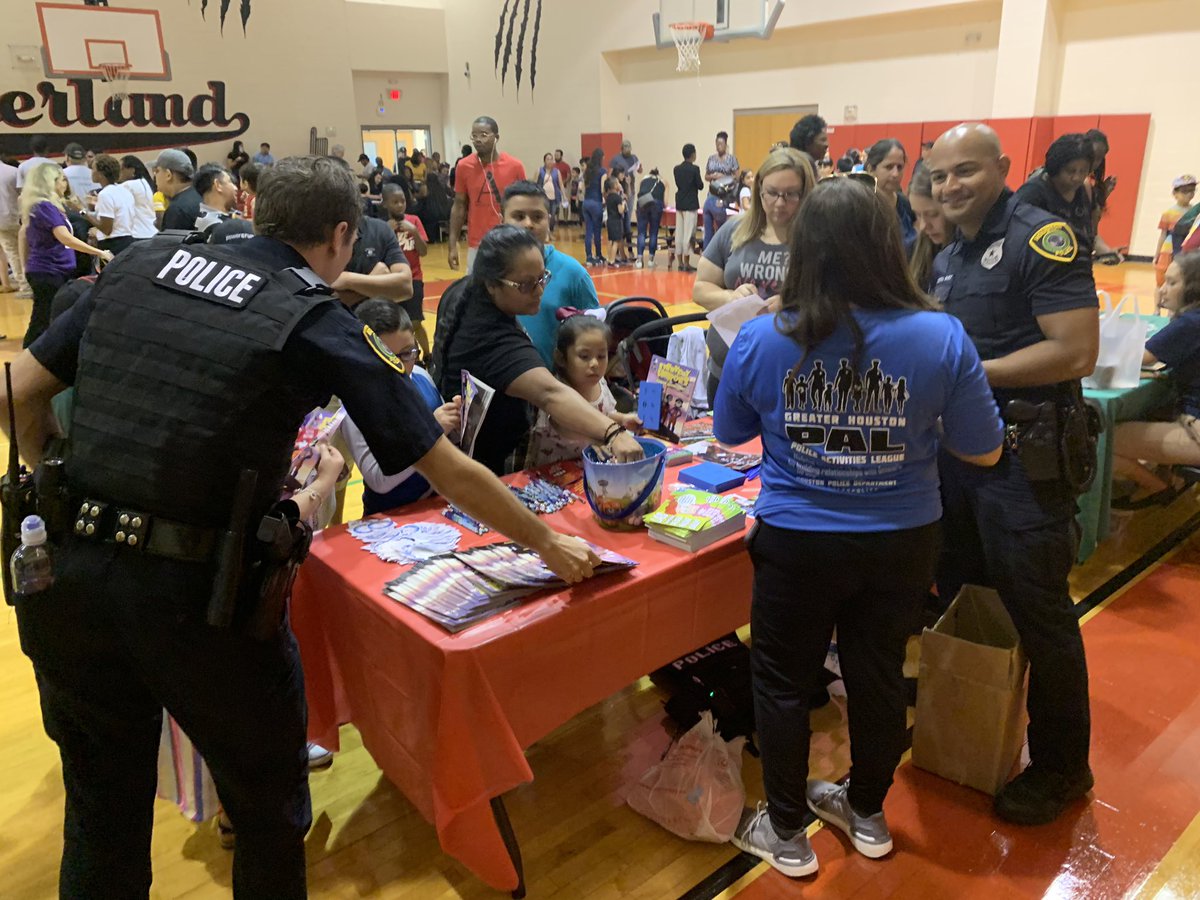 hpdcentralpal's tweet photo. @houstonpolice #GHPAL out @GLECPVA for their #BackToSchool2019! So glad to be part of this #community! #SupportHISD #Greatschools #Relationalpolicing #allforthekids #Knowledgeispower #keepkidsactive #worktogether #takesavillage https://t.co/G1bjVcBQ6j