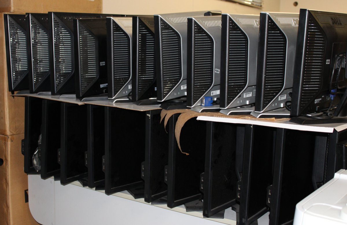 EUHSD's tweet photo. Thank you @ehscougars for donating over 200 computers & 80 monitors to San Diego charity @C2SDKids who believe all children need equal access to technology & the resources it provides to improve their educational options & their futures.
#EUHSDFutureReady #EUHSDTeam #EUHSDLearns https://t.co/HYMuhN2LSW